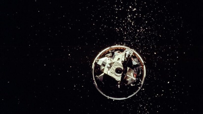 L'Apollo 17 tra i detriti del razzo Saturn appena dopo il distacco (Nasa)