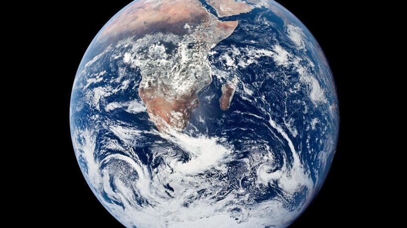 La Terra vista dall'Apollo 17 durante il viaggio verso la Luna (Nasa)