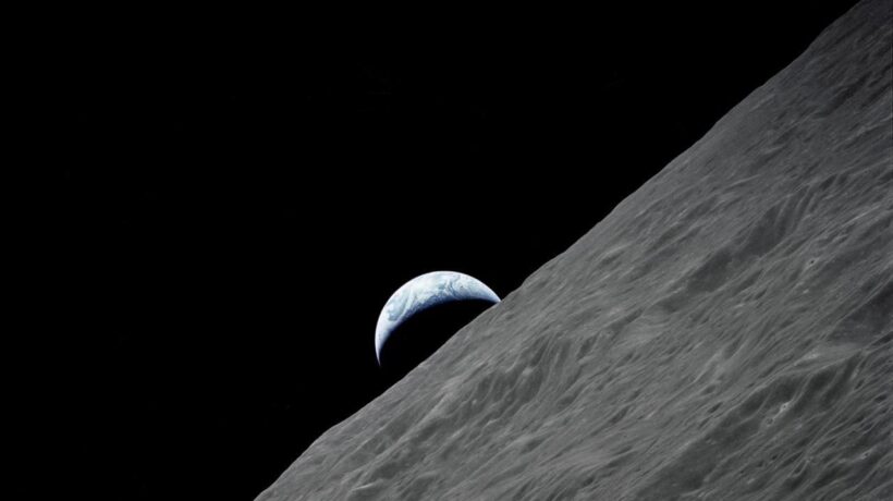 La terra tramonta dietro la superficie rocciosa della Luna (Nasa)