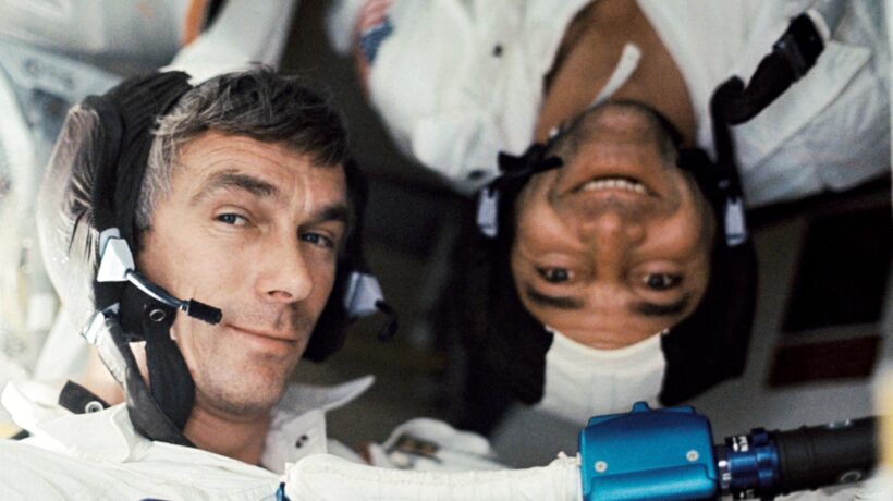 Schmitt (dritto) e Cernan (a testa in giù) a bordo del modulo (Nasa)