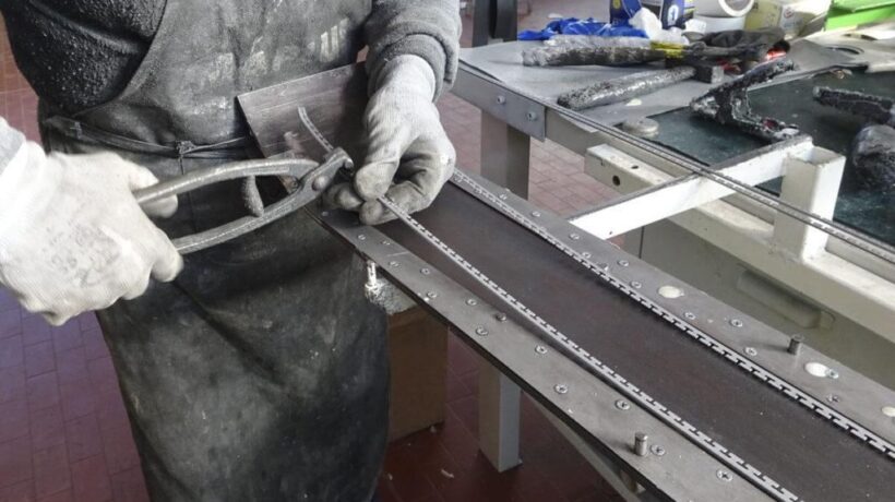 Una fase della lavorazione degli sci alla Carpani (courtesy Carpani)