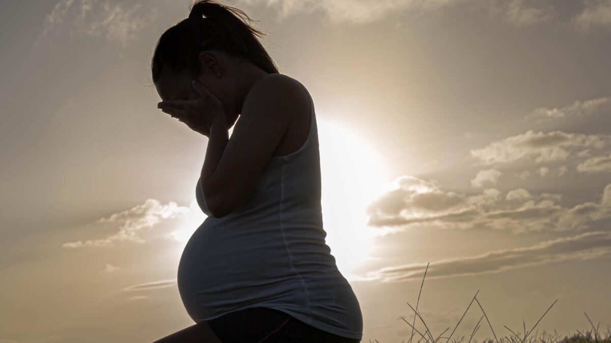 Non abortisce: le portano via il bambino