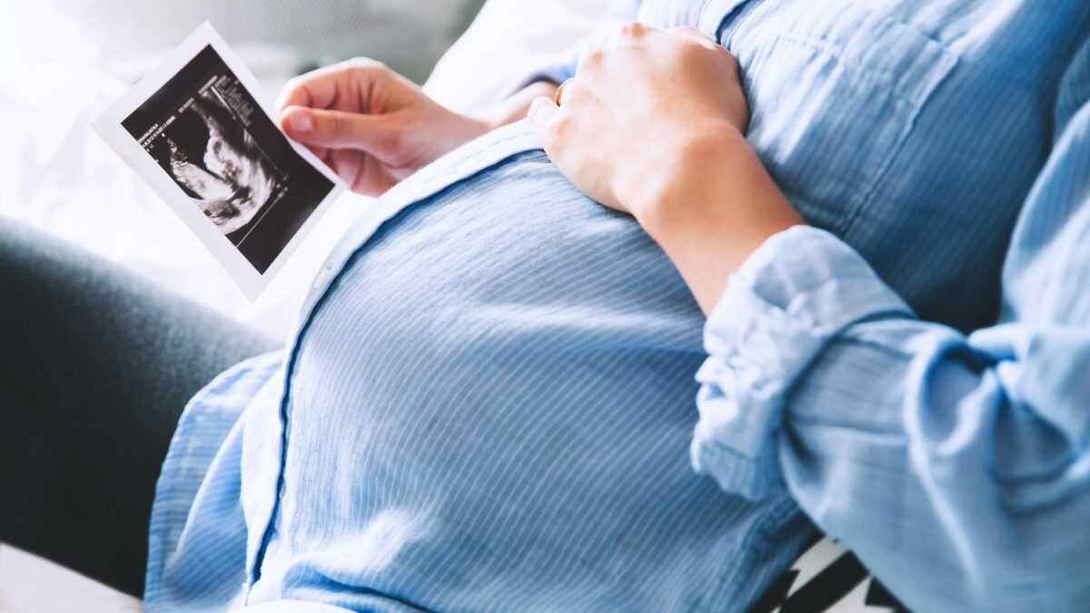 La schizofrenia di separare madre e figlio