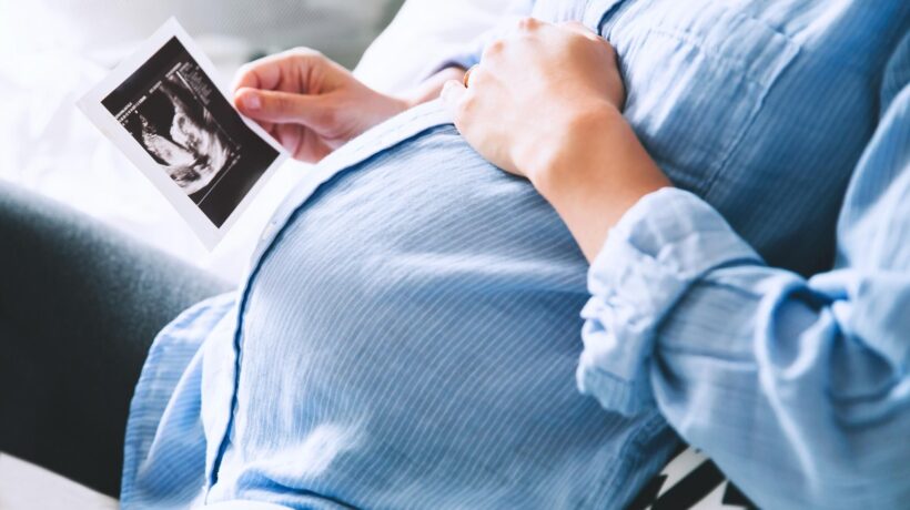 La schizofrenia di separare madre e figlio