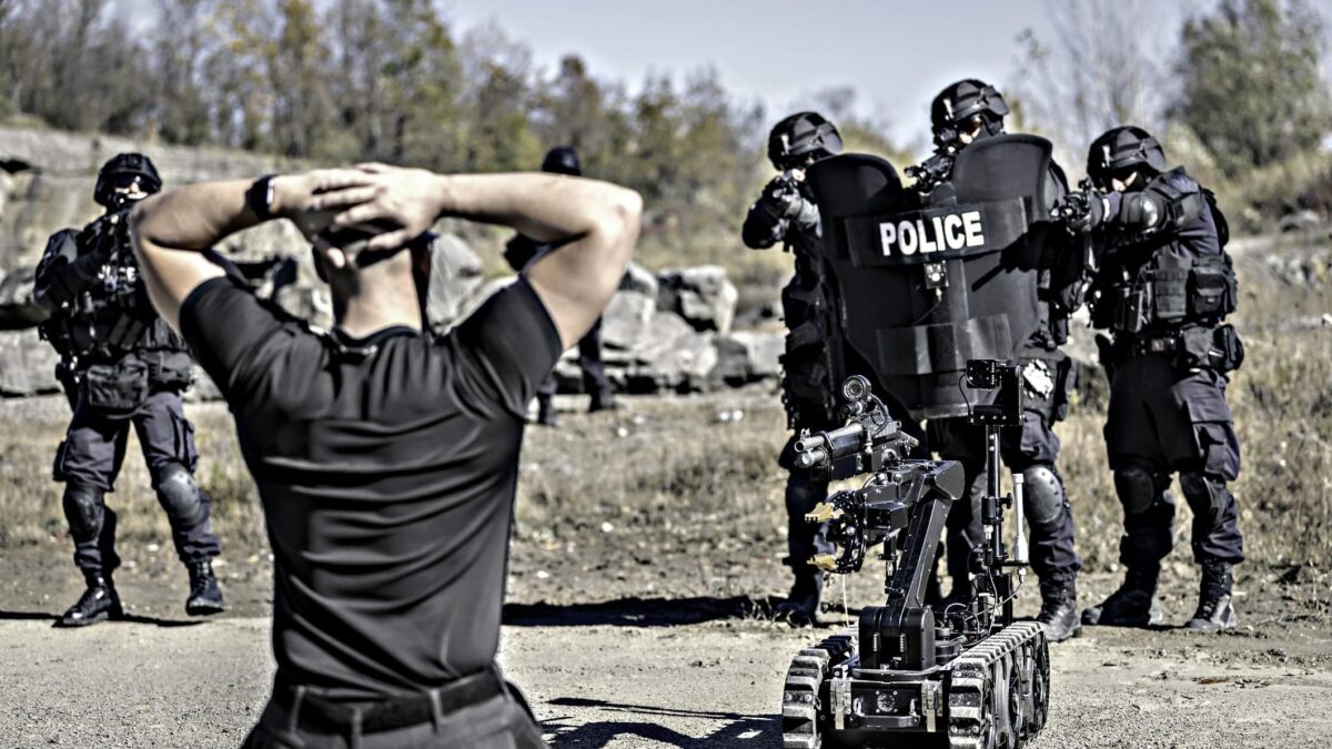 Agenti robot con licenza di uccidere. La polizia da incubo secondo i dem Usa