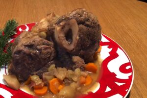 Cuciniamo insieme: stinco alla birra con le mele