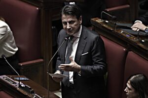 Opposizione a pezzi sull’invio di armi. Giuseppi rimane da solo con Bonelli