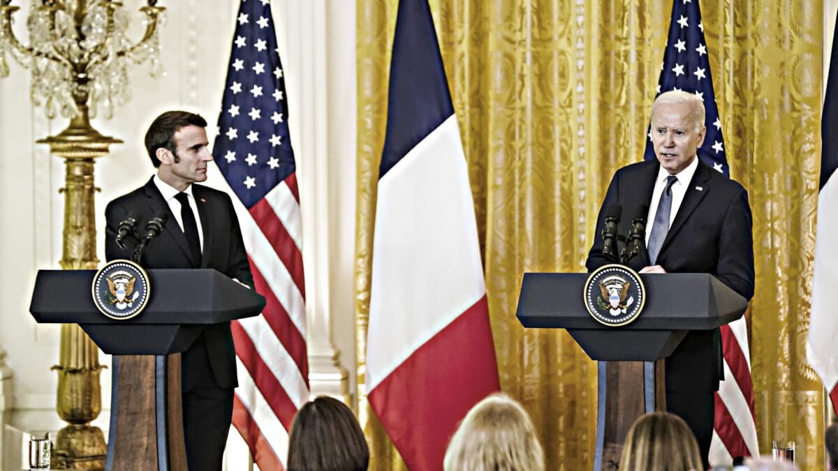 Biden e Macron divisi sui colloqui con Putin