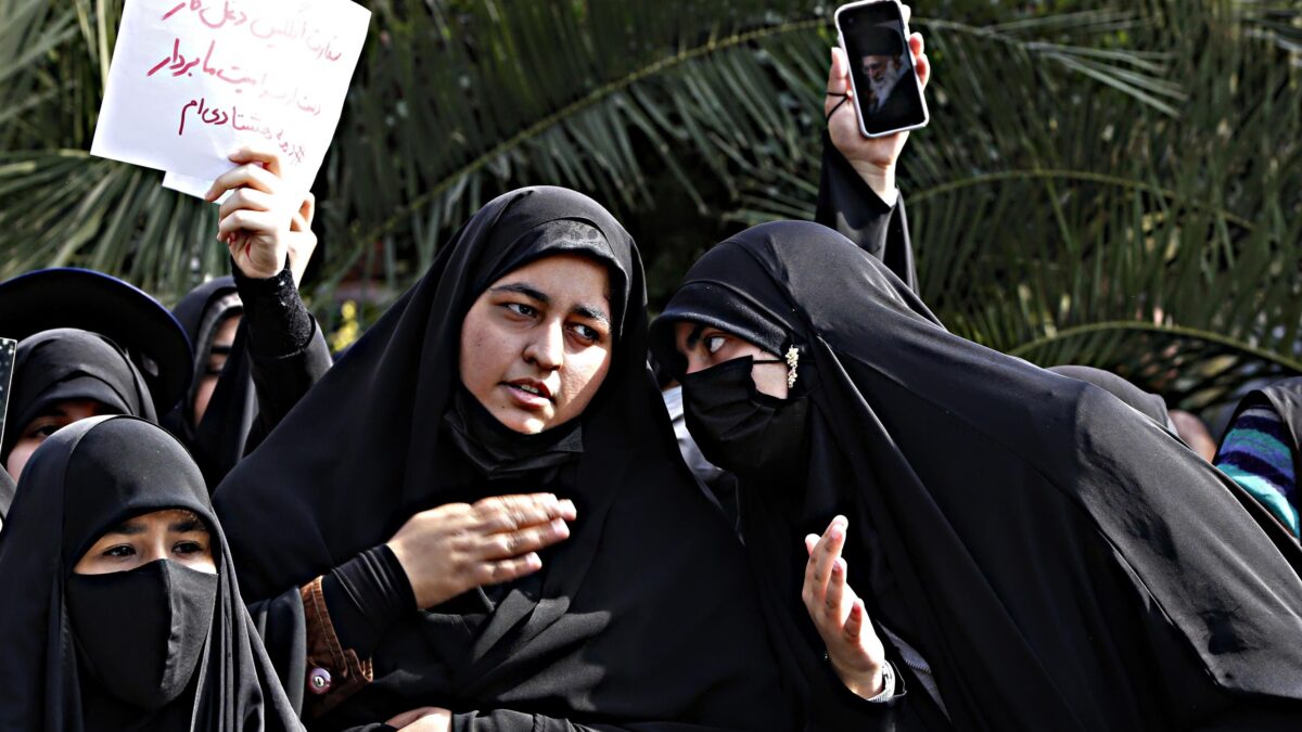 Banconote vietate, lo spettro dell’Iran: conti bloccati a chi scende in piazza