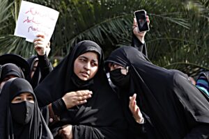 Banconote vietate, lo spettro dell’Iran: conti bloccati a chi scende in piazza