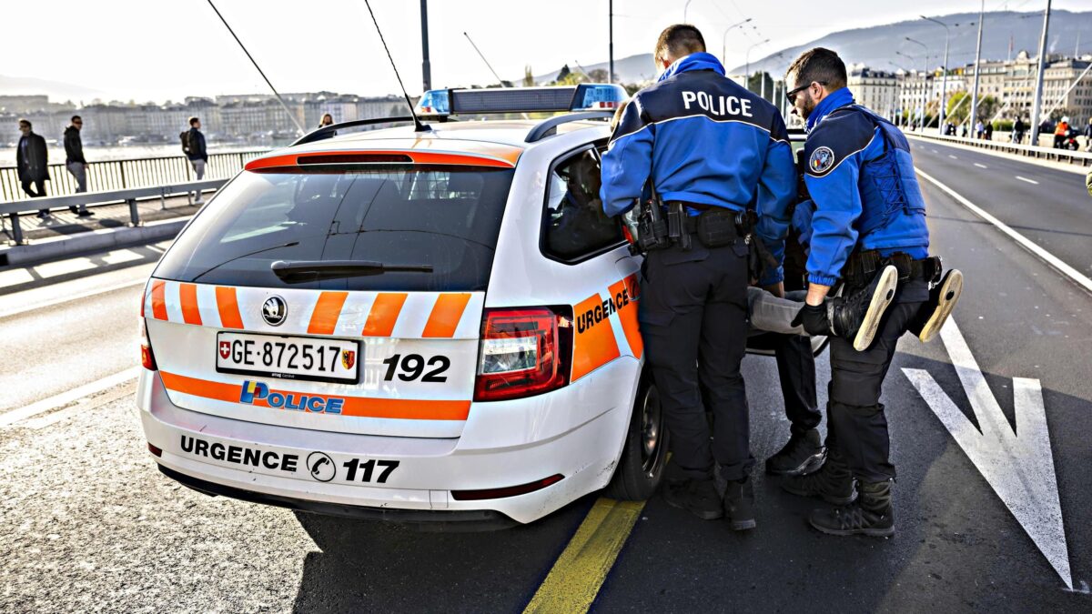 Boom di effetti avversi tra i poliziotti. Mentre Aifa latita, la Svizzera indaga