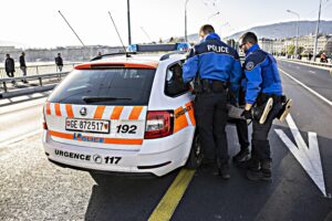 Boom di effetti avversi tra i poliziotti. Mentre Aifa latita, la Svizzera indaga