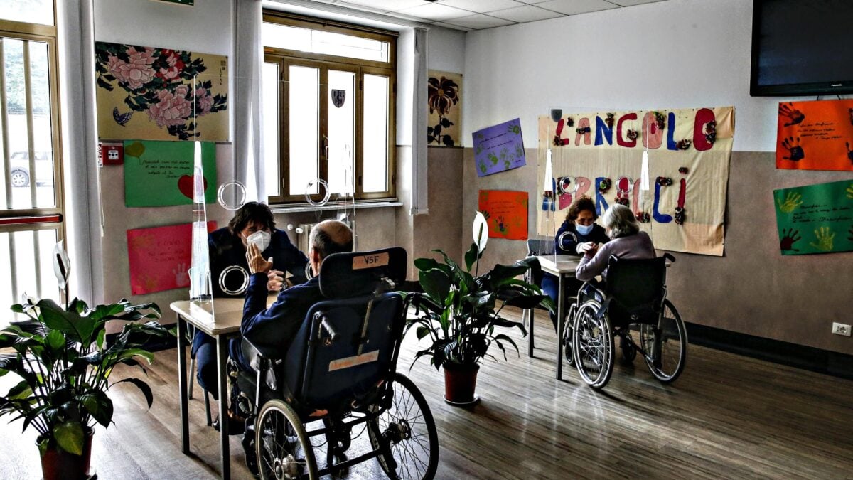 Nelle Rsa non serve più il green pass. Basta tamponi nei pronto soccorso