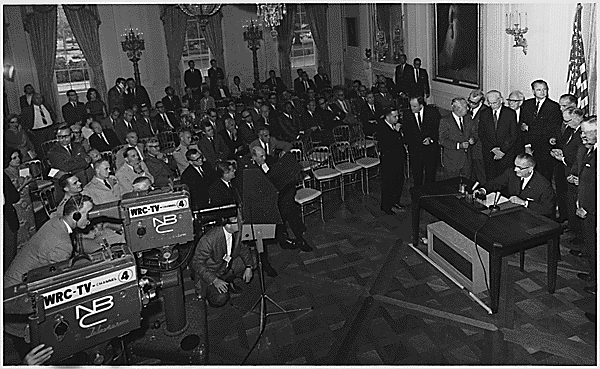 Lyndon Johnson in conferenza dopo l'incidente del Tonchino del 1964 (Nara)