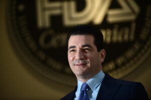 Il dirigente di Pfizer pressava Twitter per far censurare i post sui vaccini
