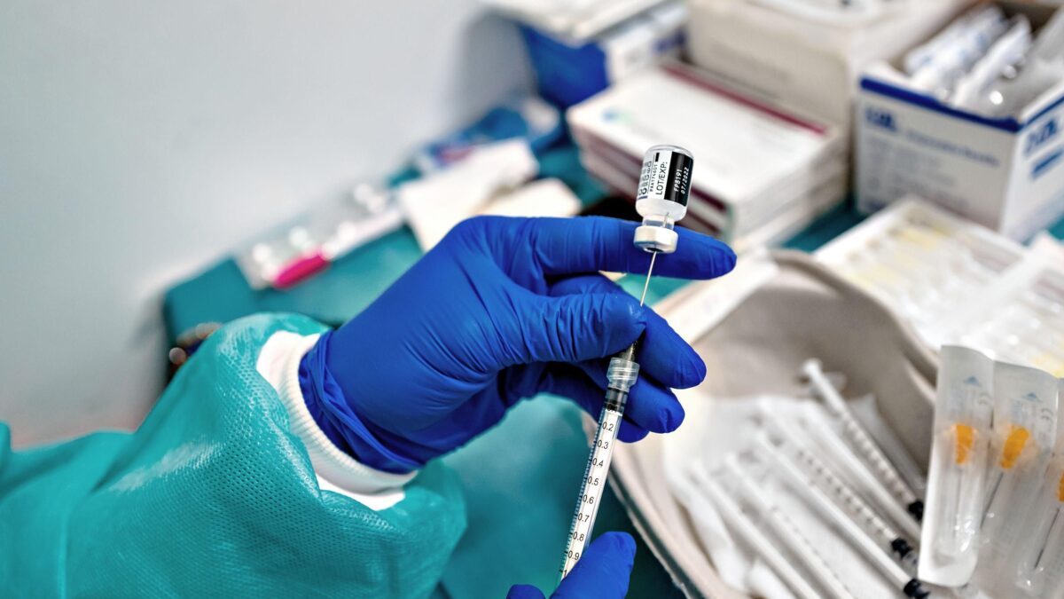Più restrizioni, più vaccini, più morti