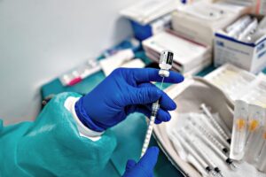 Più restrizioni, più vaccini, più morti