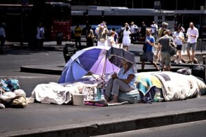 Le stazioni di Milano e Roma abbandonate al degrado