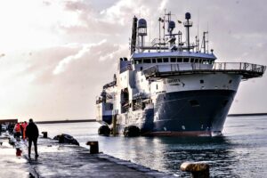 La Geo Barents sfida Piantedosi e cambia rotta per altri «carichi»