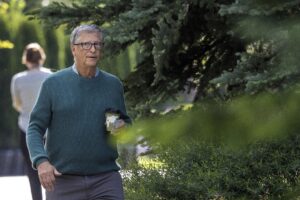 Vaccini, clima e mondiali di calcio. Gli strani legami di Gates con l’emiro
