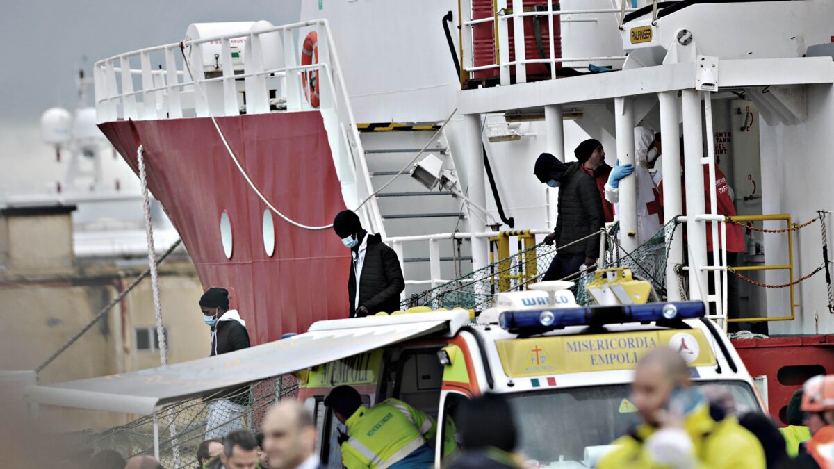 La priorità delle Ong: difendere gli scafisti