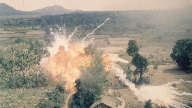 Un villaggio colpito dalle bombe al napalm (Getty Images)