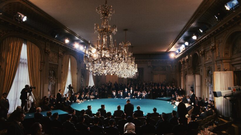 La firma dei trattati di pace a Parigi il 27 gennaio 1973 (Getty Images)