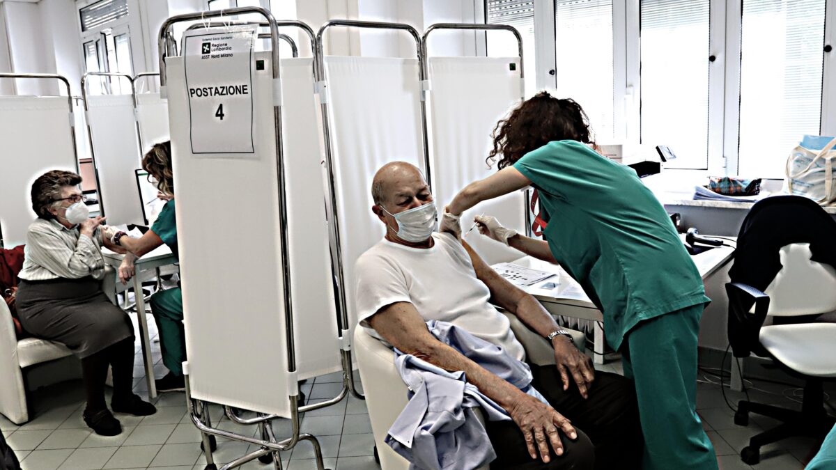 All’estero il dogma vaccinale traballa. Qui restiamo alla psicosi dei richiami