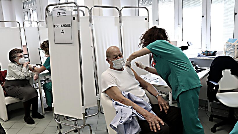 All’estero il dogma vaccinale traballa. Qui restiamo alla psicosi dei richiami