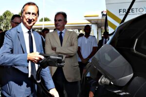 Sala alza i biglietti e taglia le corse ma mancano colonnine per le auto