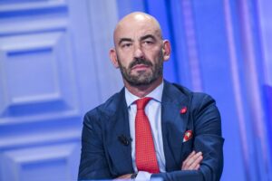 Ricomincia la smania del vaccino ai ragazzini. Bassetti: «Chi lo rifiuta si tenga le polmoniti»
