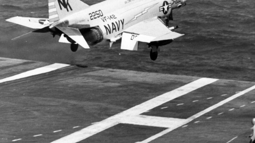 F-4 Phantom in decollo da portaerei per un raid sul Nord Vietnam (Us Navy)