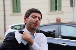 L’assemblea sembra un funerale e la scena se la prende Speranza