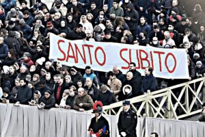 Non finisce qui. Benedetto XVI «messo via» in poco più di un’ora. Cori in piazza: «Santo subito»