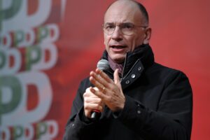 Pd verso il funerale, manca solo la data. Terzo polo e 5 stelle suonano l’agonia