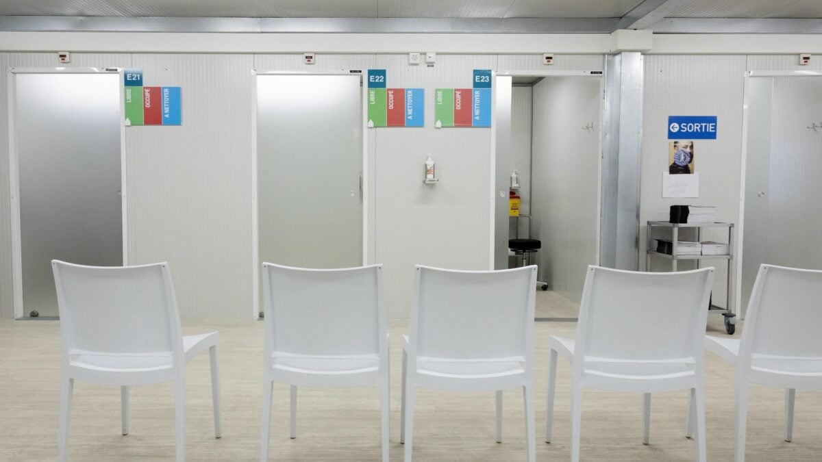Vaccini, cure, effetti avversi: nel mondo cade il muro, qui no