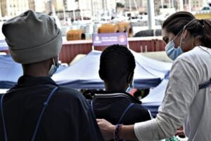 Molti migranti falsificano l’età e una legge targata Pd-M5s impedisce di accertarla
