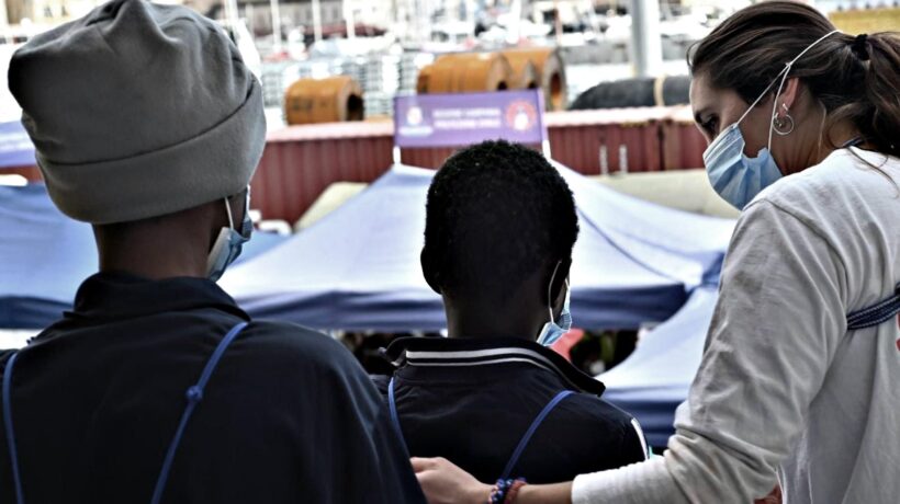 Molti migranti falsificano l’età e una legge targata Pd-M5s impedisce di accertarla