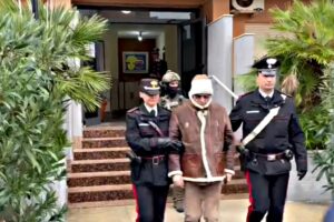 Il boss dei boss preso in fila in clinica. Aspettava la chemio