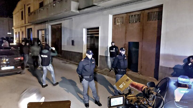 Spunta il terzo covo del capo dei capi. Lui diserta il processo per le stragi