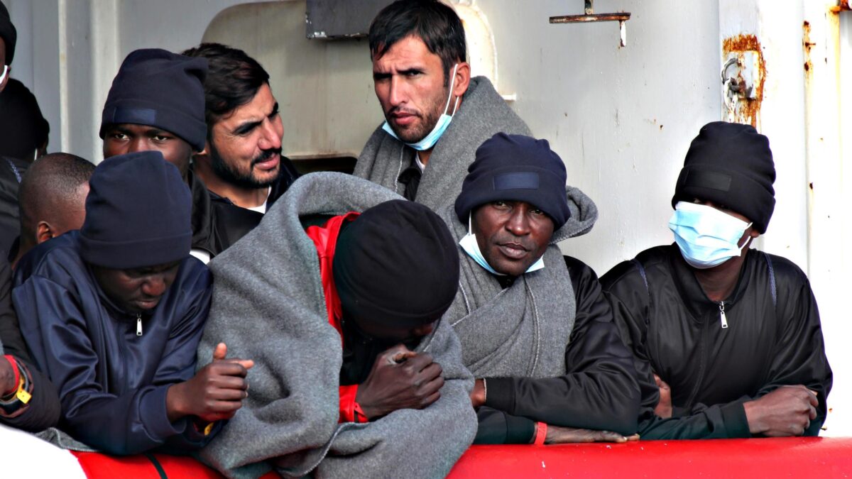 Favoreggiamento dell’immigrazione: reato pure senza accordi Ong-scafisti
