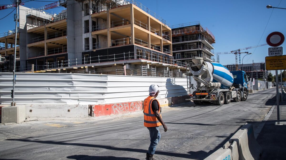 Immigrati schiavizzati nei cantieri. Per i Giochi la Francia copia il Qatar