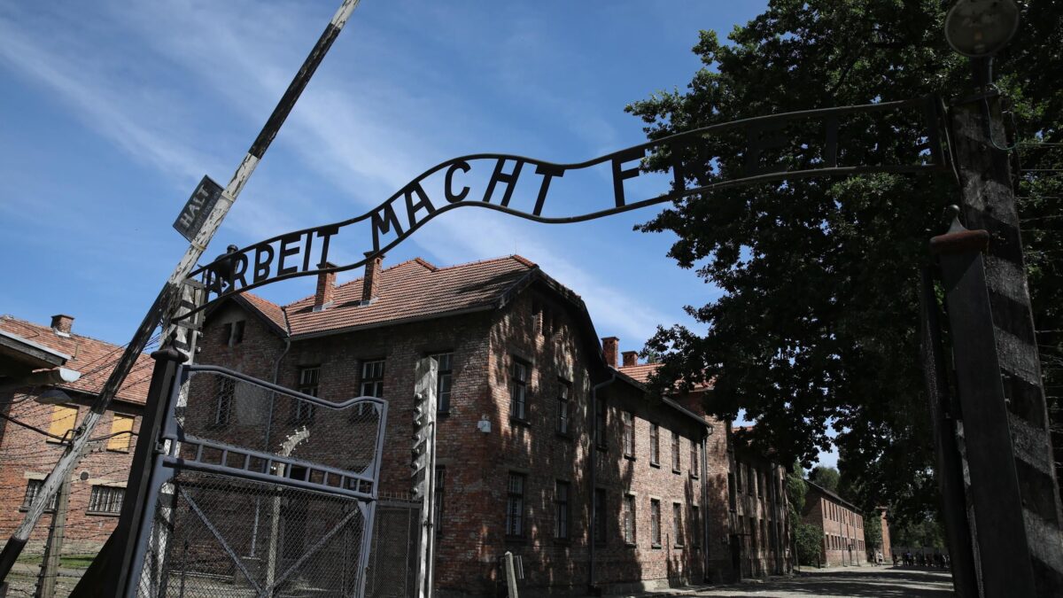 Auschwitz fu liberata dall’Armata rossa, non da soldati ucraini. Così si falsa la storia
