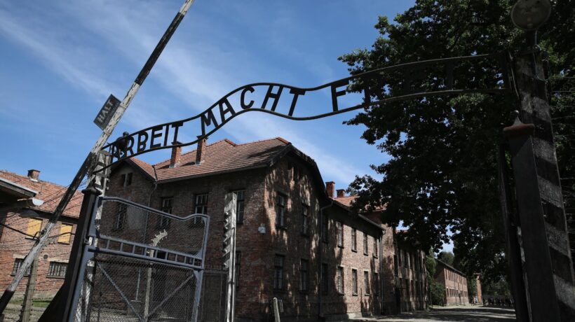 Auschwitz fu liberata dall’Armata rossa, non da soldati ucraini. Così si falsa la storia