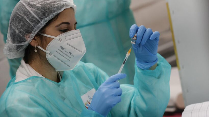 L’ultima beffa dei vaccini Covid. Non ci servono, li strapaghiamo