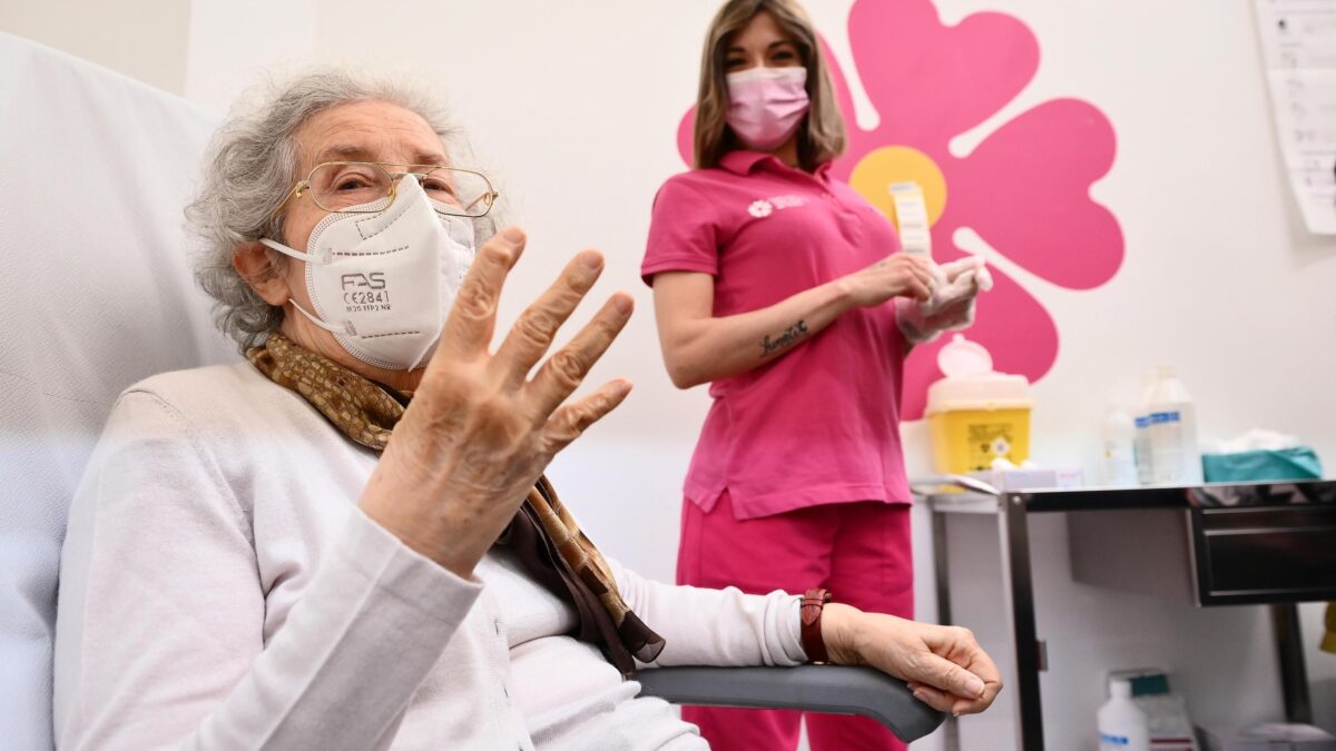 Crescono gli ictus post quarta dose. Ma i Cdc fischiettano e la raccomandano