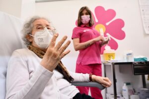 Crescono gli ictus post quarta dose. Ma i Cdc fischiettano e la raccomandano