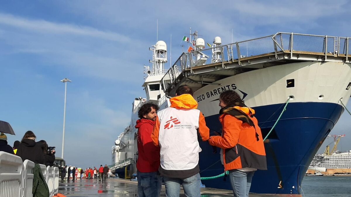 La Geo Barents arriva a La Spezia accolta dai poliziotti e da Soumahoro