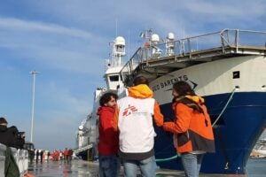 La Geo Barents arriva a La Spezia accolta dai poliziotti e da Soumahoro