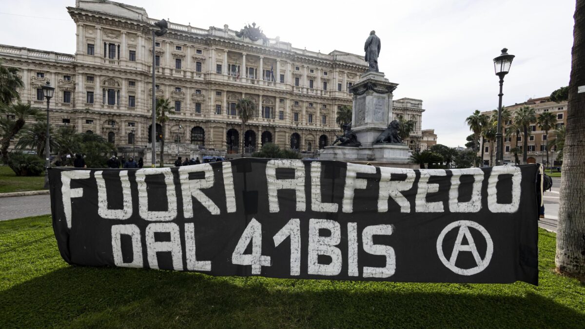 Anarchici scatenati per Cospito libero. Attentati a Berlino Barcellona e Torino